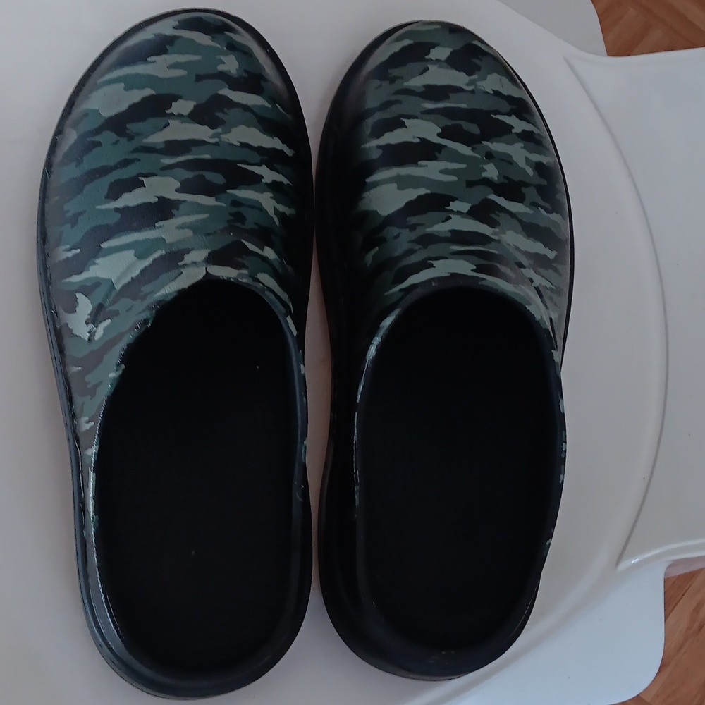 Oofos camouflage clogs